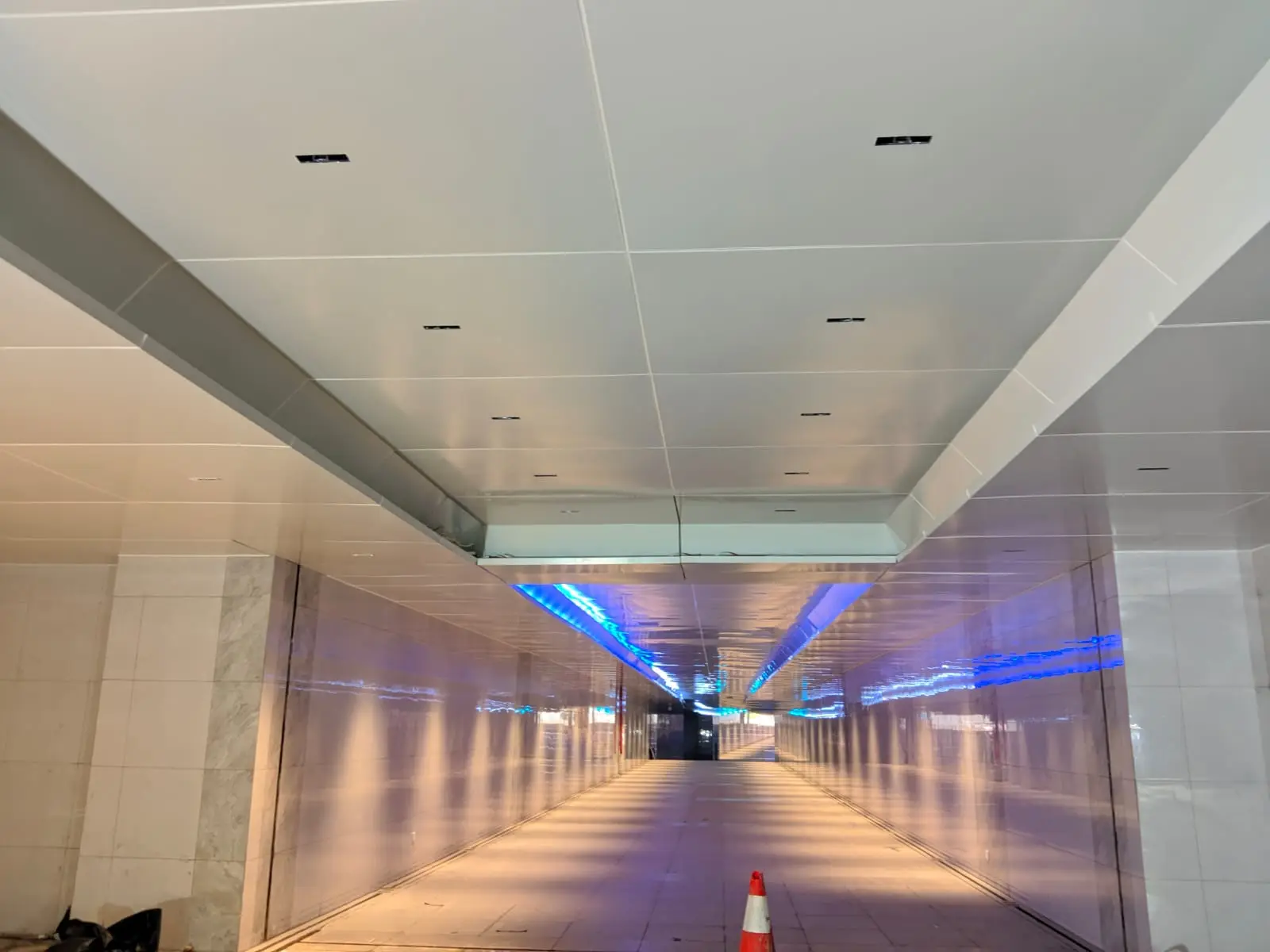 Desain interior terowongan BXchange modern dengan pencahayaan lampu LED dekoratif.