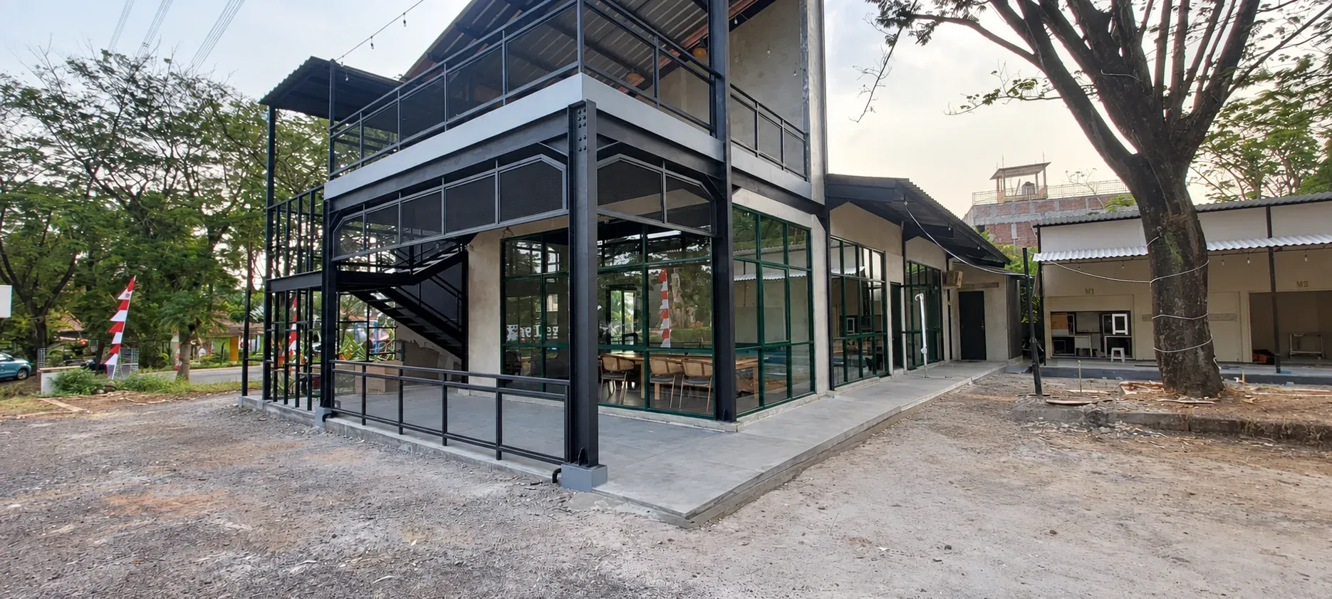 Tampak bangunan Cafe & Resto di Cibubur dengan deretan pintu dan jendela pada fasad.