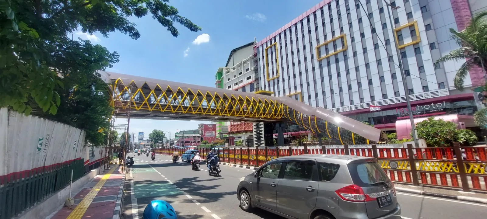 Tampak JPO Dewi Sartika di Jakarta dengan elemen fasad Aluminium Composite Panel.