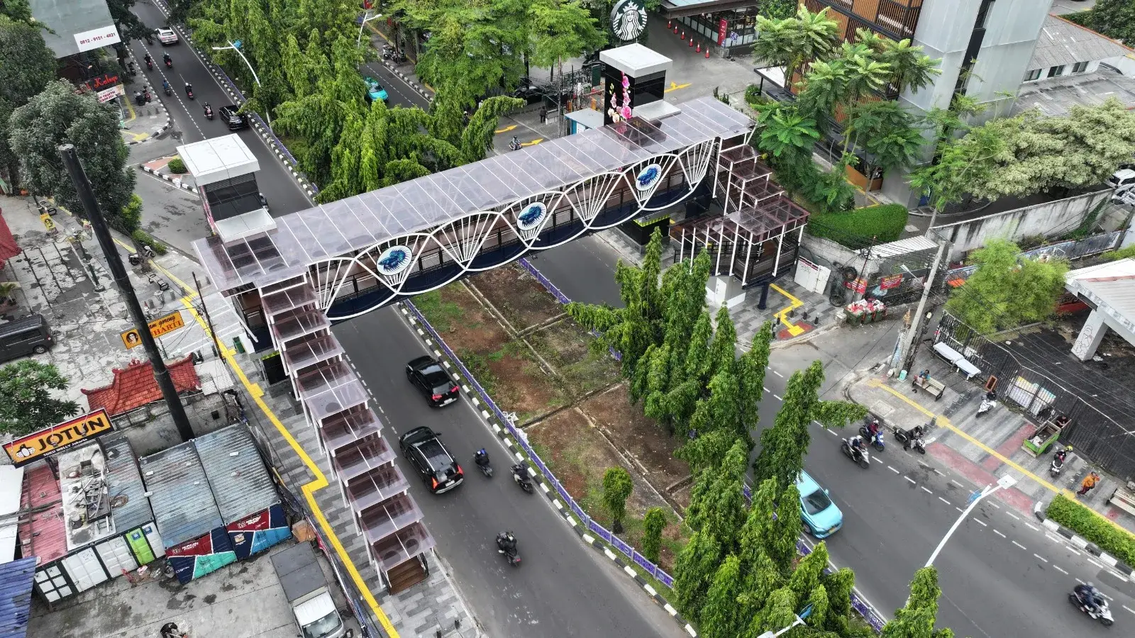 Tampak JPO Pesanggrahan di Jakarta dari sudut udara dengan bentang jembatan dan area akses pada kedua sisi jalan.