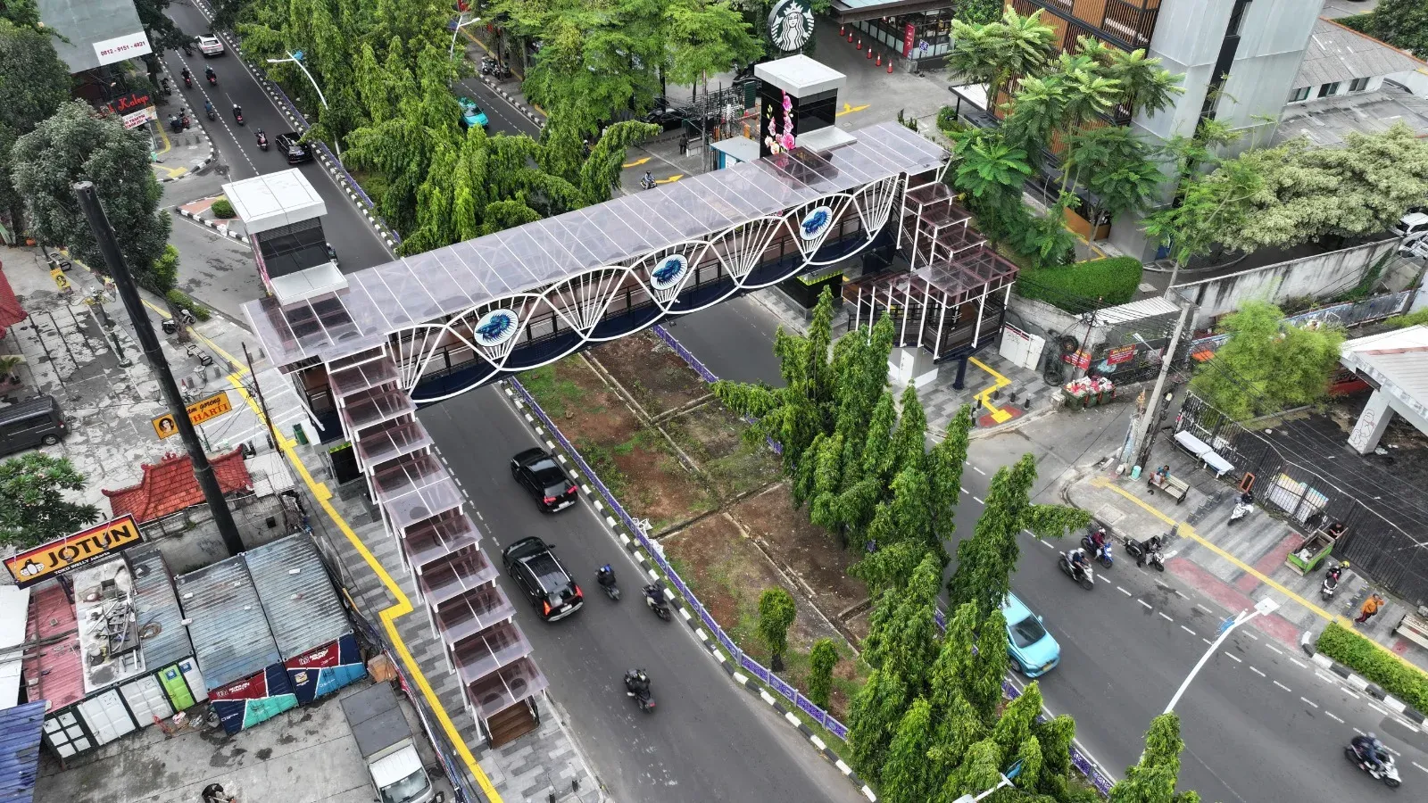 Tampak JPO Pesanggrahan di Jakarta dari sudut udara dengan bentang jembatan dan area akses pada kedua sisi jalan.
