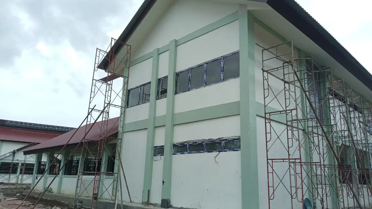 Tampak bangunan Kandang Kuda Pakansari di Bogor dengan pintu dan jendela pada sisi bangunan.