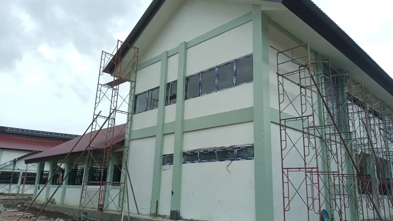 Tampak bangunan Kandang Kuda Pakansari di Bogor dengan pintu dan jendela pada sisi bangunan.