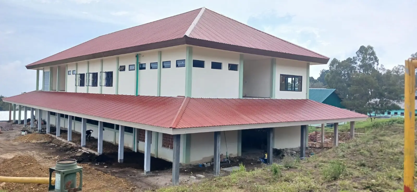 Bangunan Kandang Kuda Parongpong di Bandung dengan elemen pintu dan jendela pada area fasilitas.