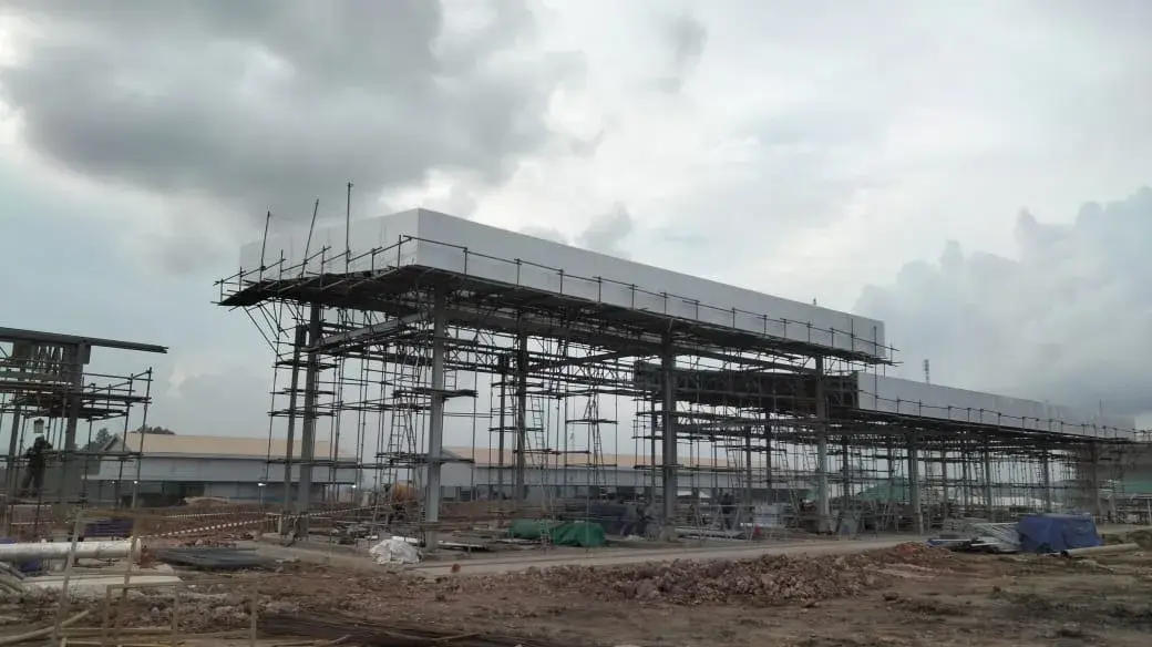 Tampak proses pemasangan panel pada struktur Maintank Kalimantan yang masih dikelilingi perancah.