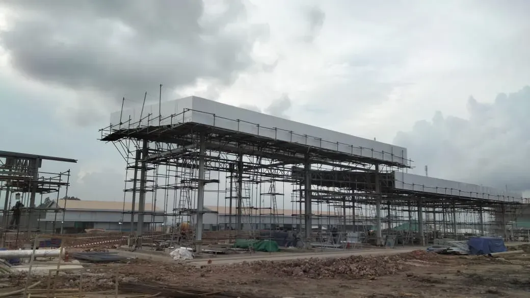 Tampak proses pemasangan panel pada struktur Maintank Kalimantan yang masih dikelilingi perancah.