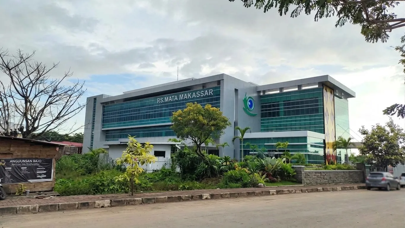 Tampilan fasad RS Mata Makassar dengan curtain wall glass