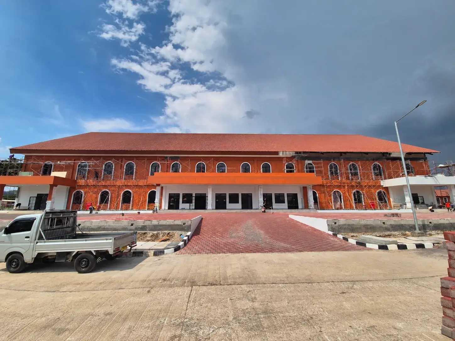 Tampak fasad SMA Taruna Nusantara Cimahi dalam tahap pengerjaan dengan deretan pintu dan jendela.