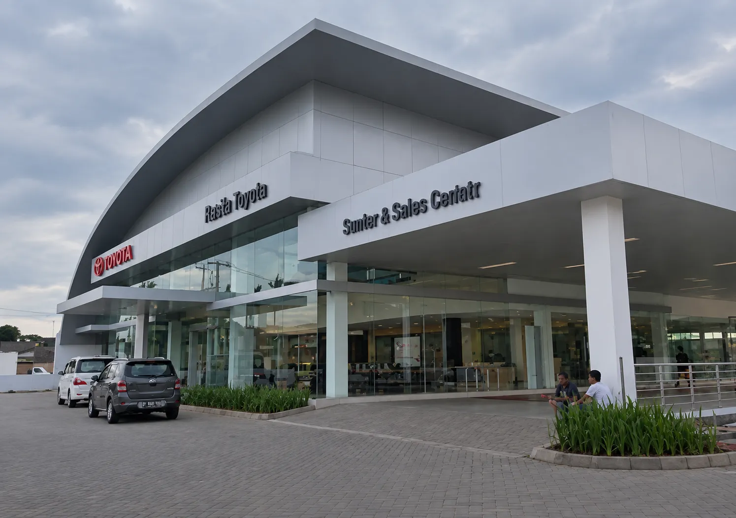 Bangunan Toyota Astra Motor Sunter di Jakarta dengan elemen pintu dan jendela pada area bangunan.