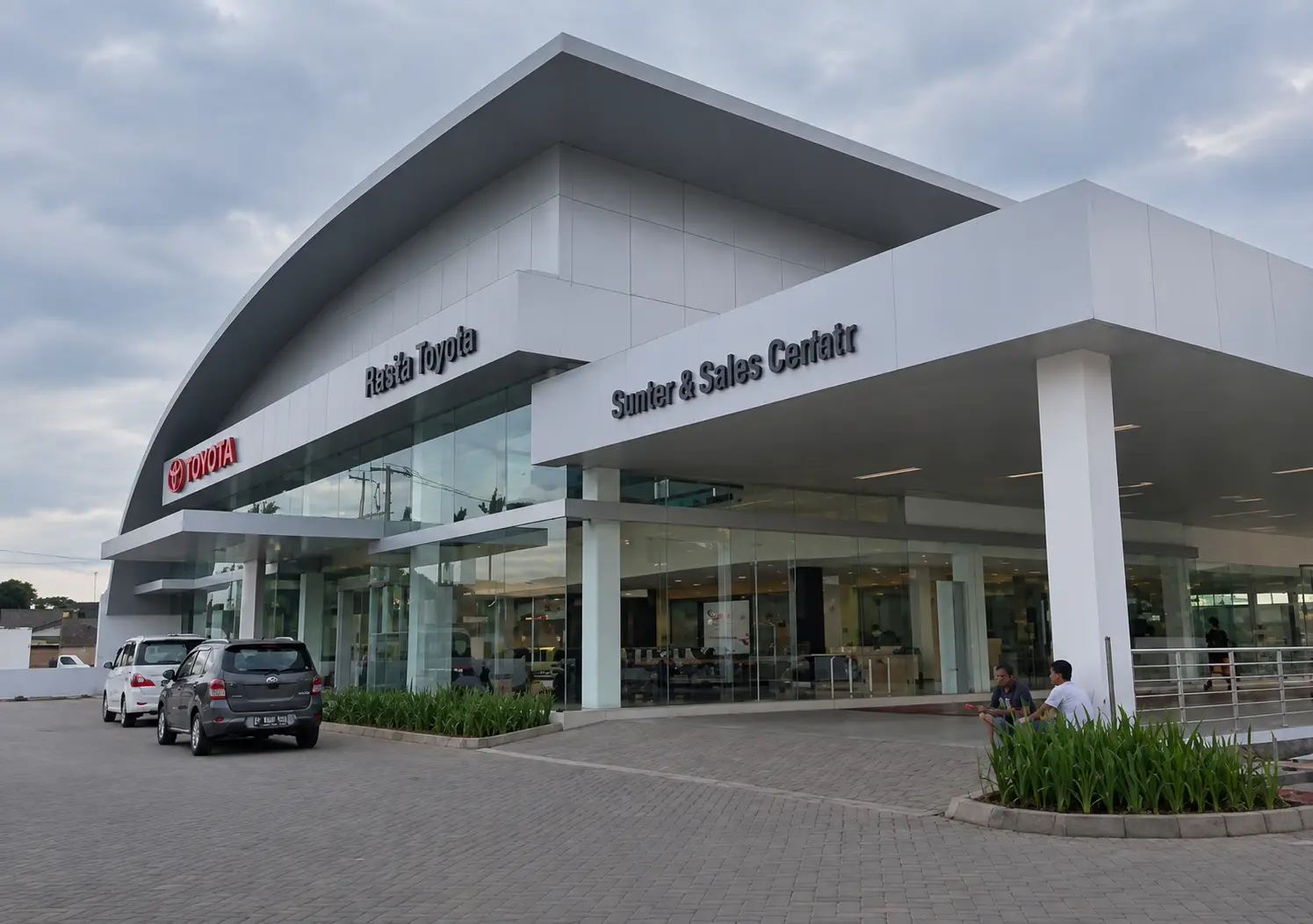 Bangunan Toyota Astra Motor Sunter di Jakarta dengan elemen pintu dan jendela pada area bangunan.