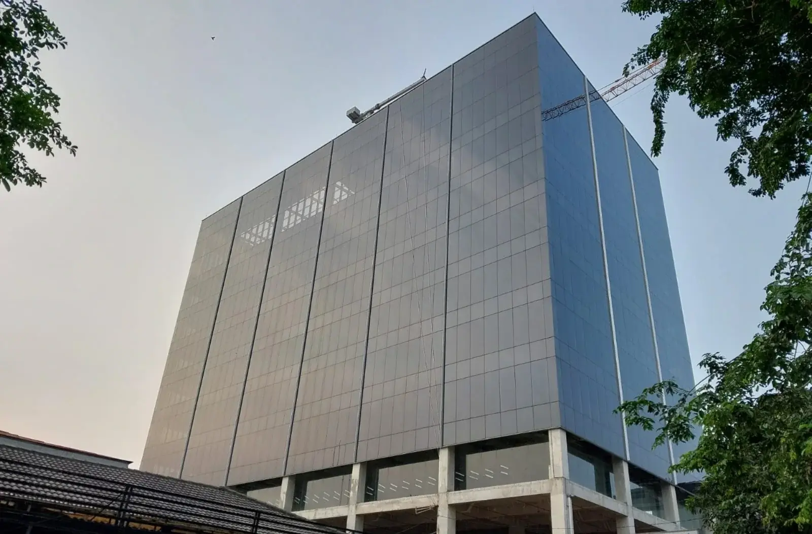Tampak fasad Bank Capital Indonesia di Jakarta dengan bidang kaca Curtain Wall Glass dan elemen aluminium.