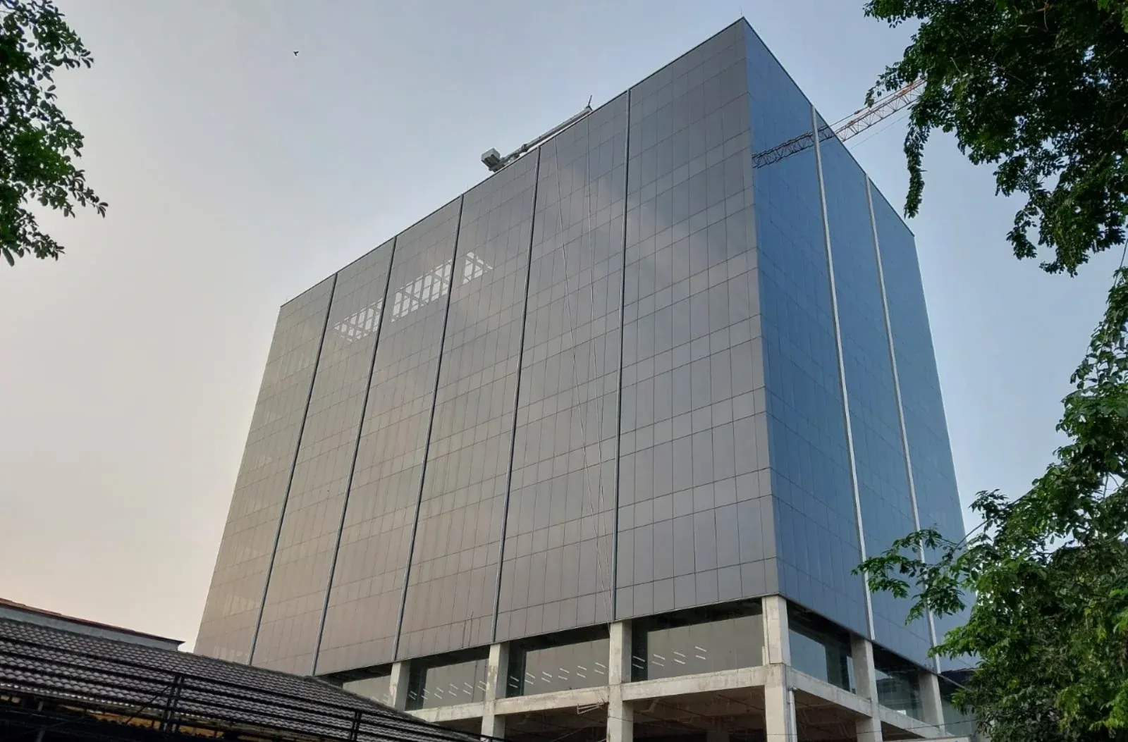 Tampak fasad Bank Capital Indonesia di Jakarta dengan bidang kaca Curtain Wall Glass dan elemen aluminium.