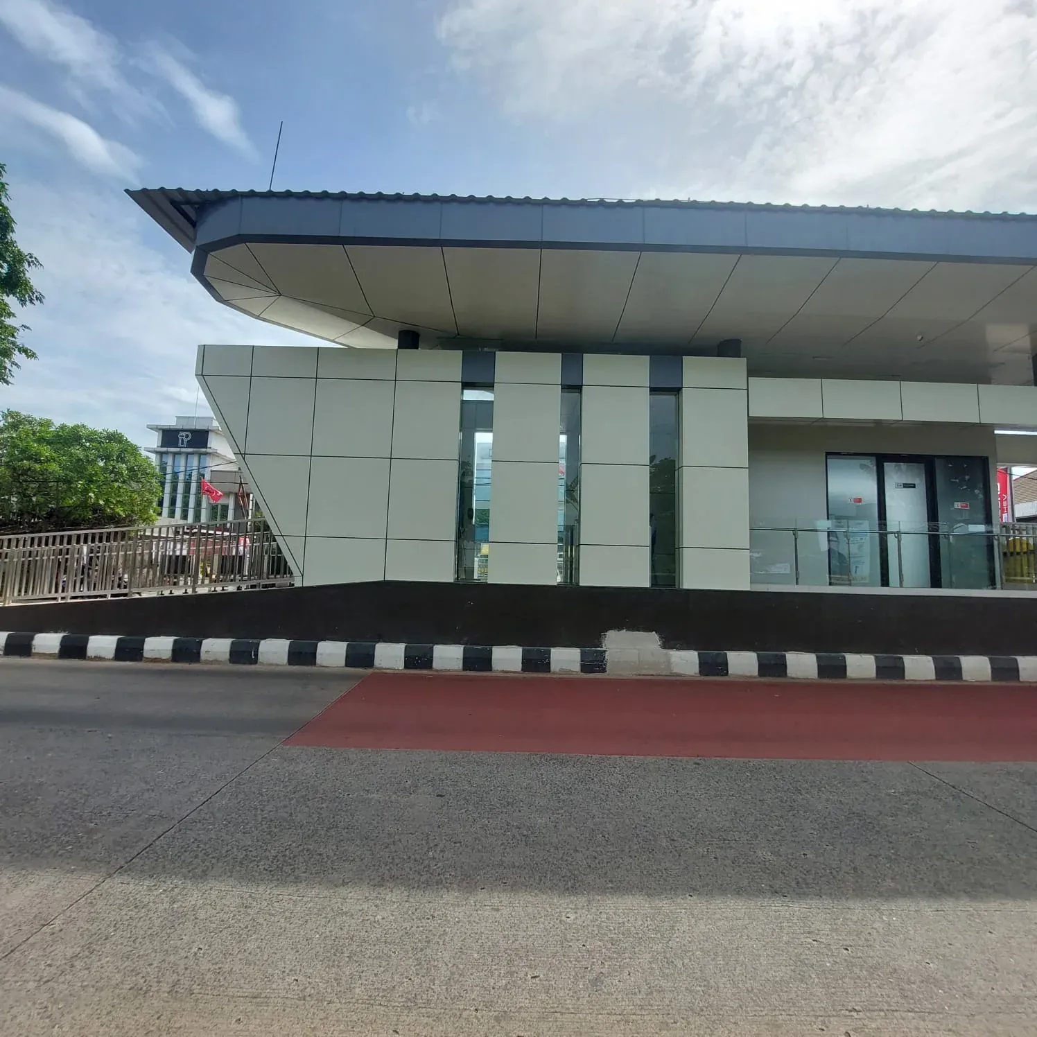 Tampak Halte Sunter B di Jakarta dengan Aluminium Composite Panel (ACP) pada bidang fasad dan kanopi.
