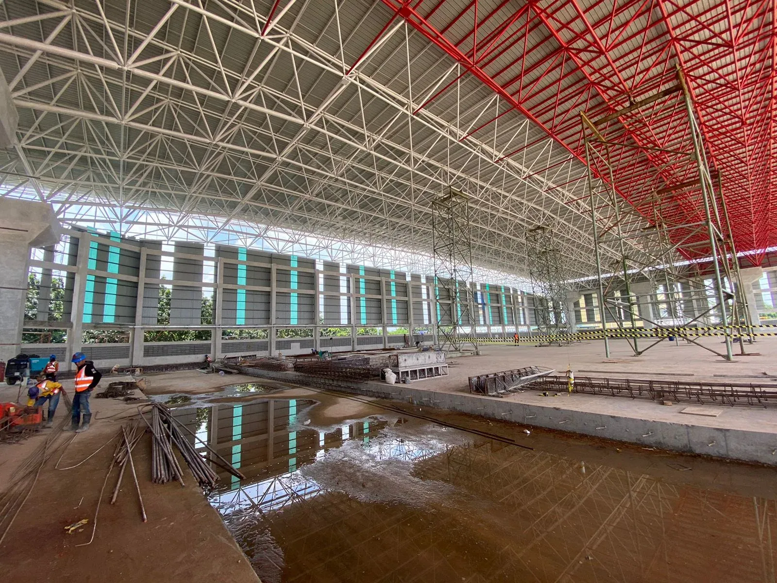 Tampak area pekerjaan interior Hanggar Halim di Jakarta.