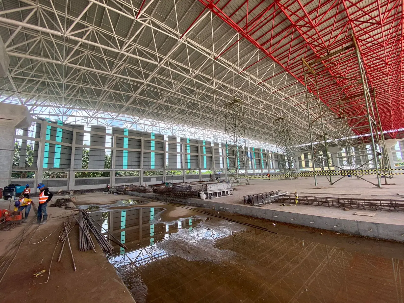 Tampak area pekerjaan interior Hanggar Halim di Jakarta.
