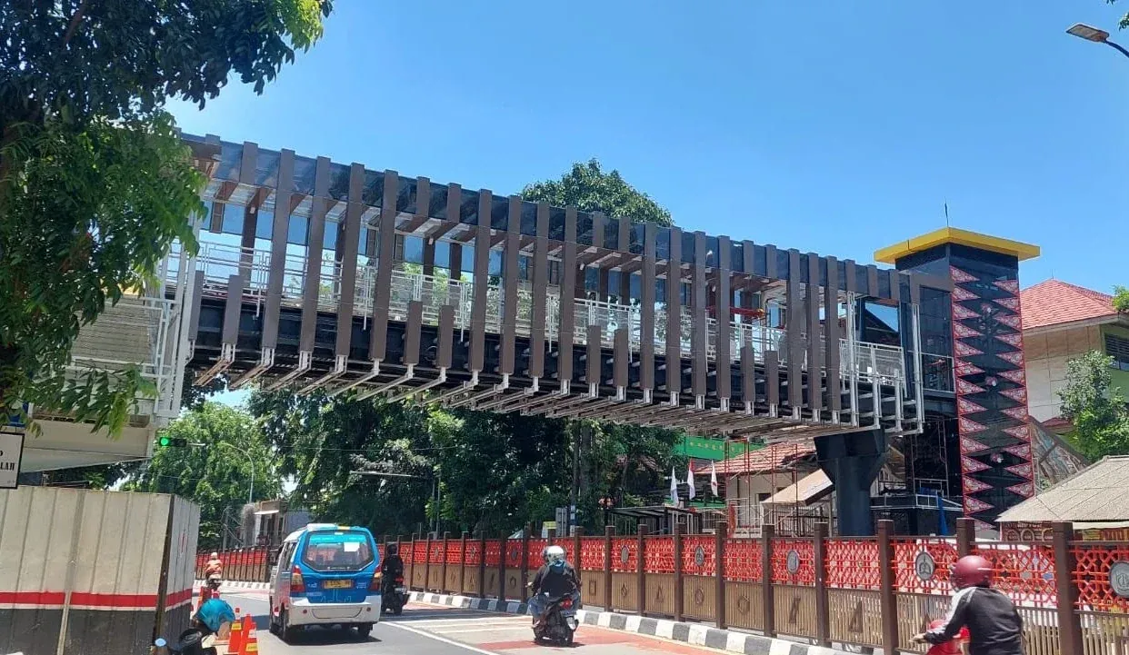 Tampak JPO Dukuh di Jakarta dengan Aluminium Composite Panel (ACP) pada elemen fasad.