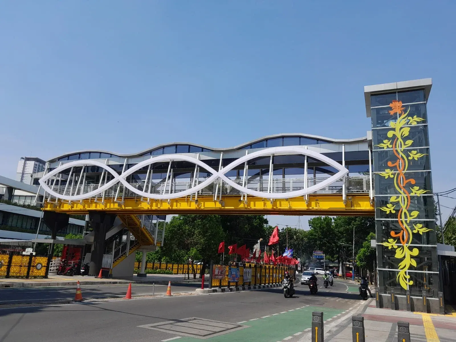 Tampak JPO Soepomo dengan fasad Aluminium Composite Panel (ACP).