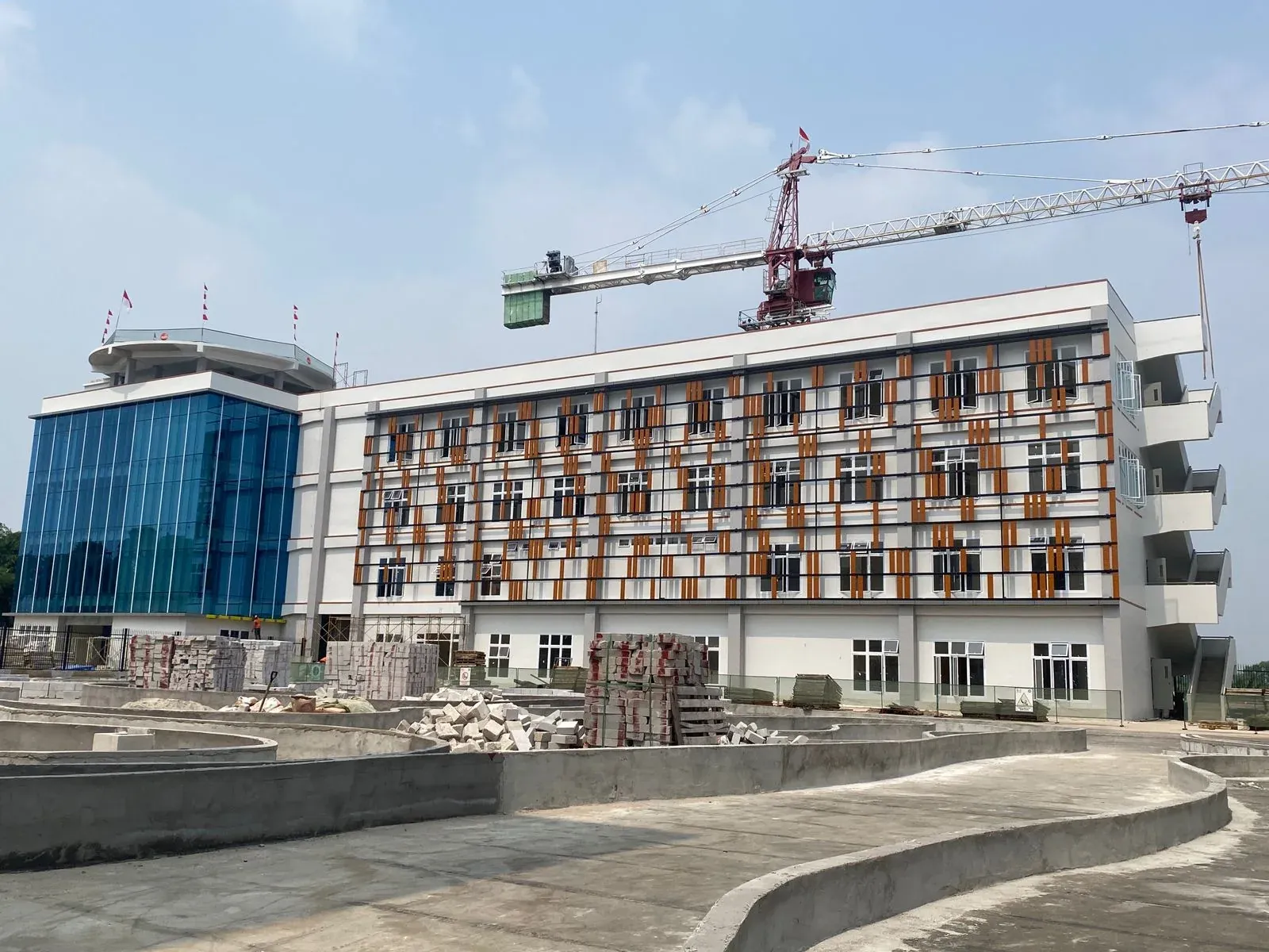 Tampak eksterior Gedung P4 LPSK di Bekasi dengan area kaca pada bagian bangunan.