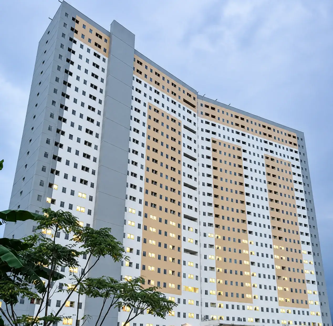 Tampak bangunan Nuansa Cilangkap di Jakarta dengan susunan Aluminium Window Wall pada fasad.