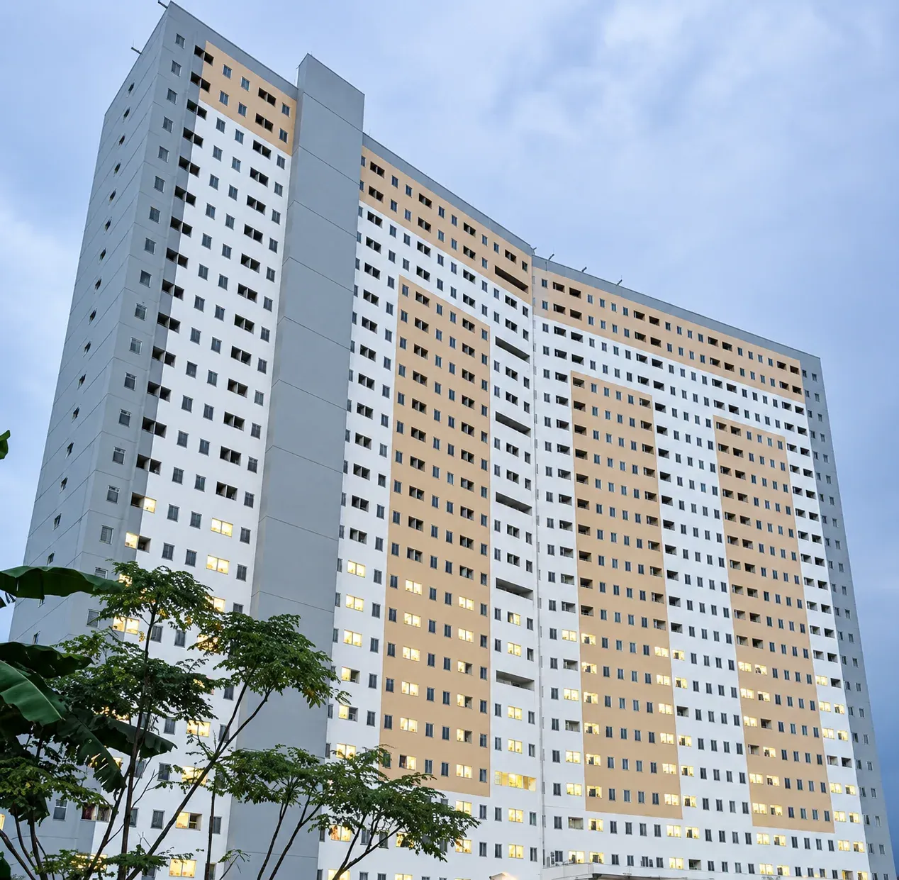 Tampak bangunan Nuansa Cilangkap di Jakarta dengan susunan Aluminium Window Wall pada fasad.