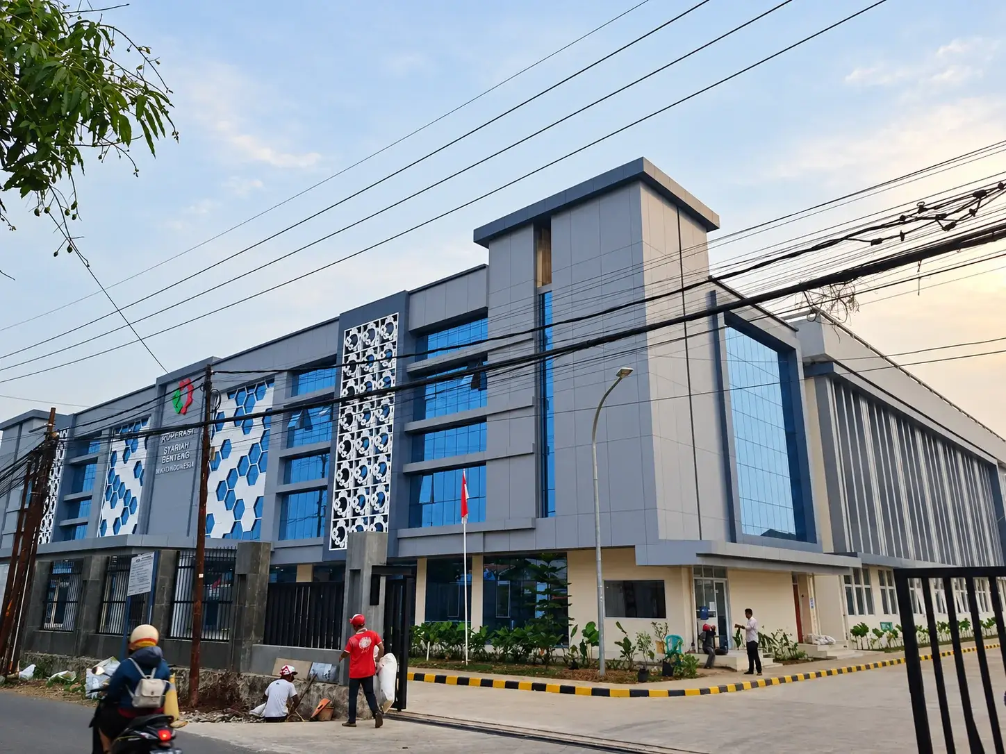 Tampak fasad SMK Bogor di Bogor dengan Aluminium Composite Panel (ACP) dan bidang kaca Curtain Wall Glass.