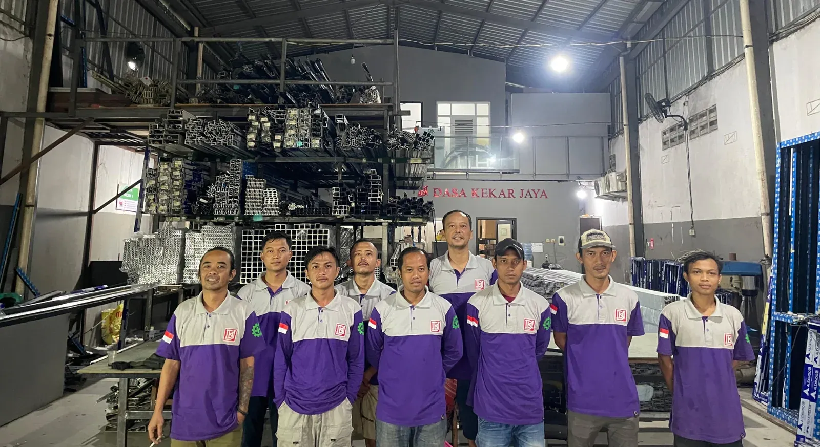 Tim PT. Dasa Kekar Jaya berfoto bersama di dalam workshop