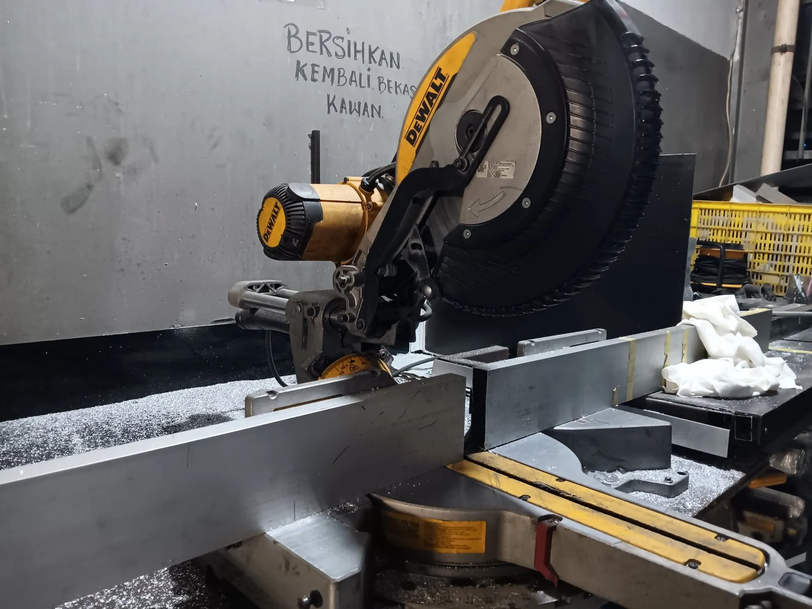 Mesin potong DeWalt dengan profil aluminium di workshop